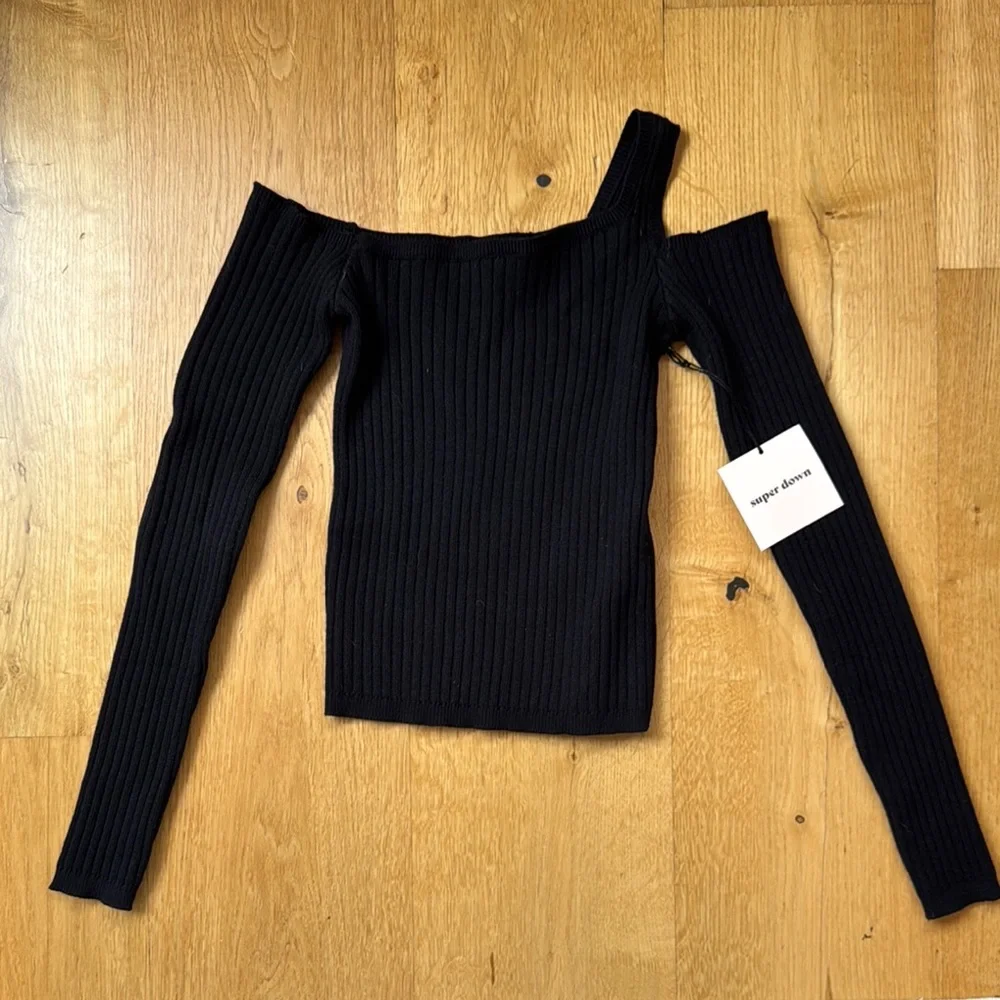 Elegant Black Asymmetrical Off-the-Shoulder Sweater - Picture 2 of 4